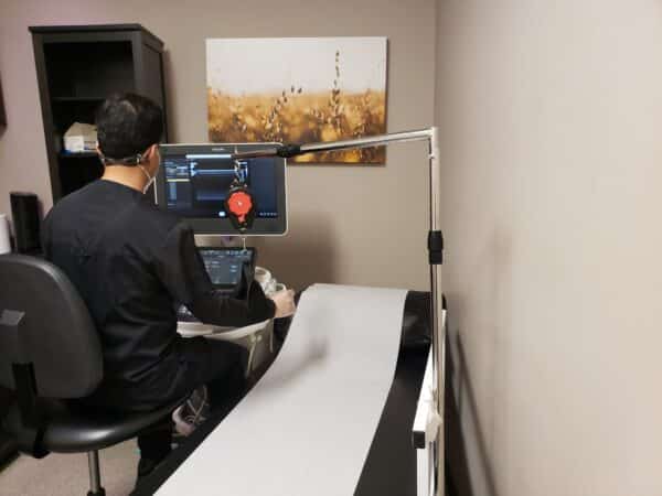 Skiecom shoulder support ergonomic stand