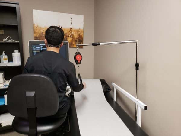 Skiecom shoulder support ergonomic stand