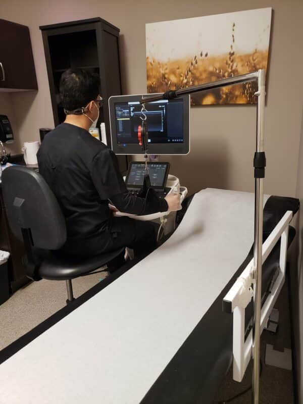 Skiecom shoulder support ergonomic stand