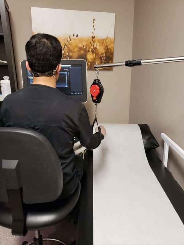 Skiecom shoulder support ergonomic stand